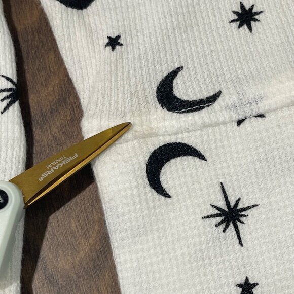 Lucky Brand Waffle Knit Tee Women's Size Medium Star Moon Print Black White - Picture 7 of 11